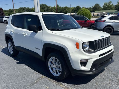 Used 2023 Jeep Renegade Latitude AWD/4WD image 4