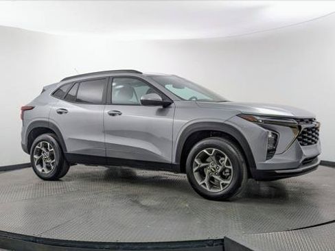 Used 2025 Chevrolet Trax LT FWD image 11