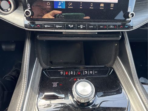 Used 2023 Jeep Wagoneer L Series II AWD/4WD image 17