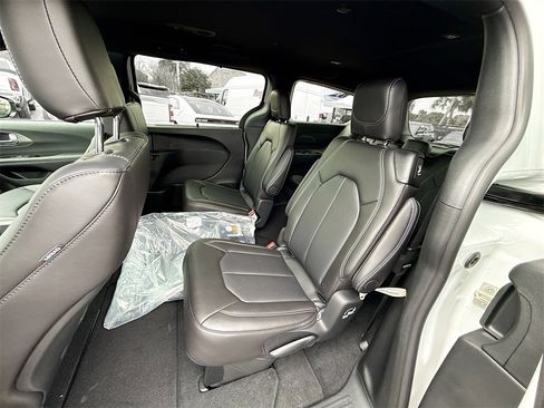 New 2026 Chrysler Pacifica Select image 26