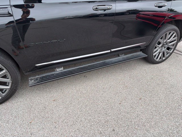 Used 2025 GMC Yukon Denali Ultimate w/ LPO, Floor Liner Package AWD/4WD image 8