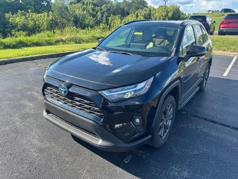 Used 2023 Toyota RAV4 XLE Premium AWD/4WD image 7