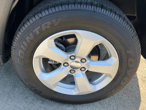 Used 2019 Jeep Compass Latitude image 31