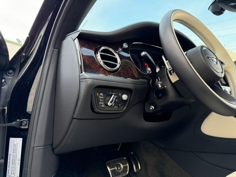 Used 2023 Bentley Bentayga AWD/4WD image 25