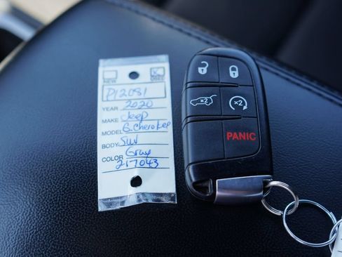 Used 2020 Jeep Grand Cherokee Laredo w/ Security & Convenience Group AWD/4WD image 32