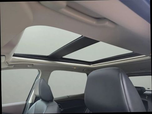 Used 2021 Nissan Rogue SV image 11