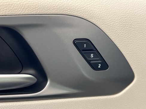 Used 2023 Chrysler Pacifica Touring-L image 33