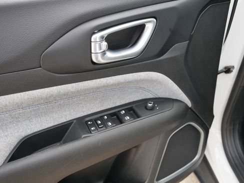 Used 2024 Jeep Compass Latitude image 16