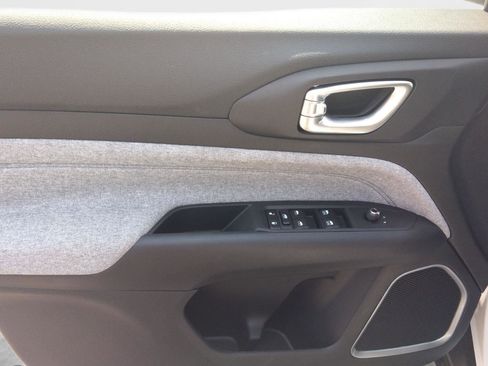New 2025 Jeep Compass Latitude image 10