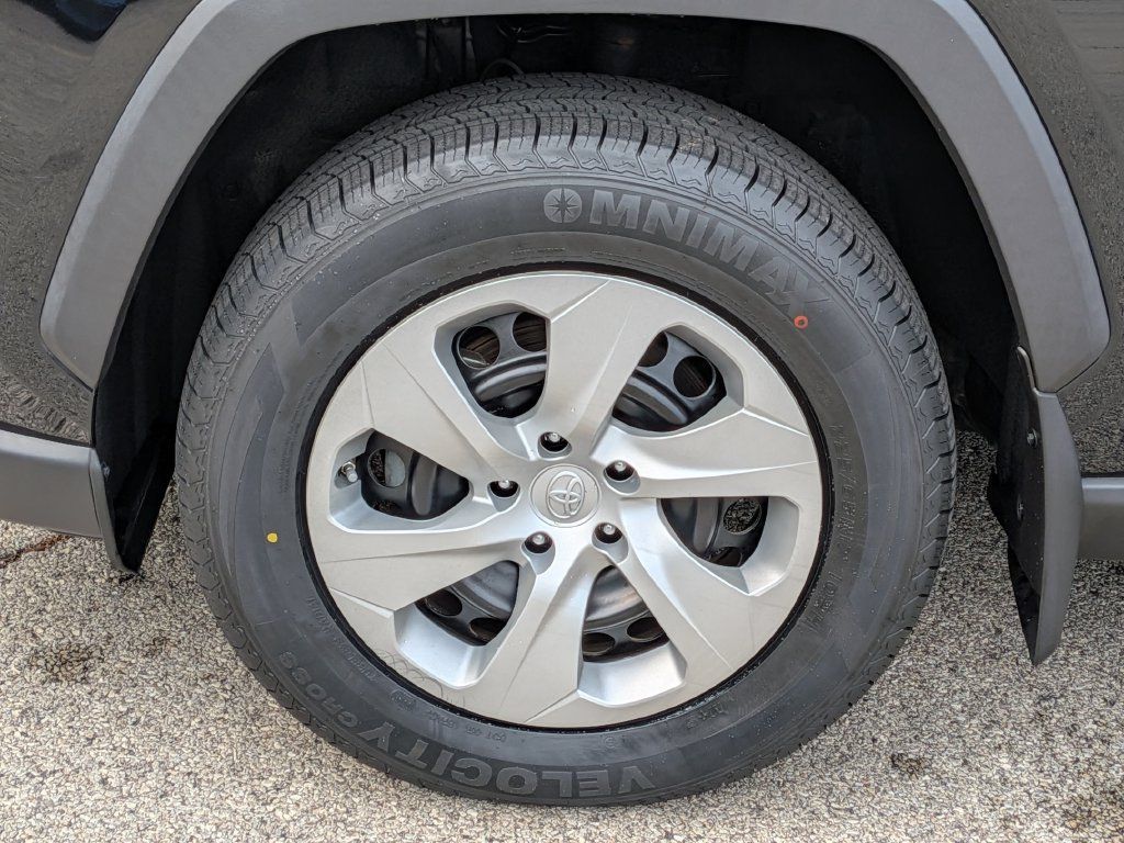 Used 2022 Toyota RAV4 LE AWD/4WD image 14