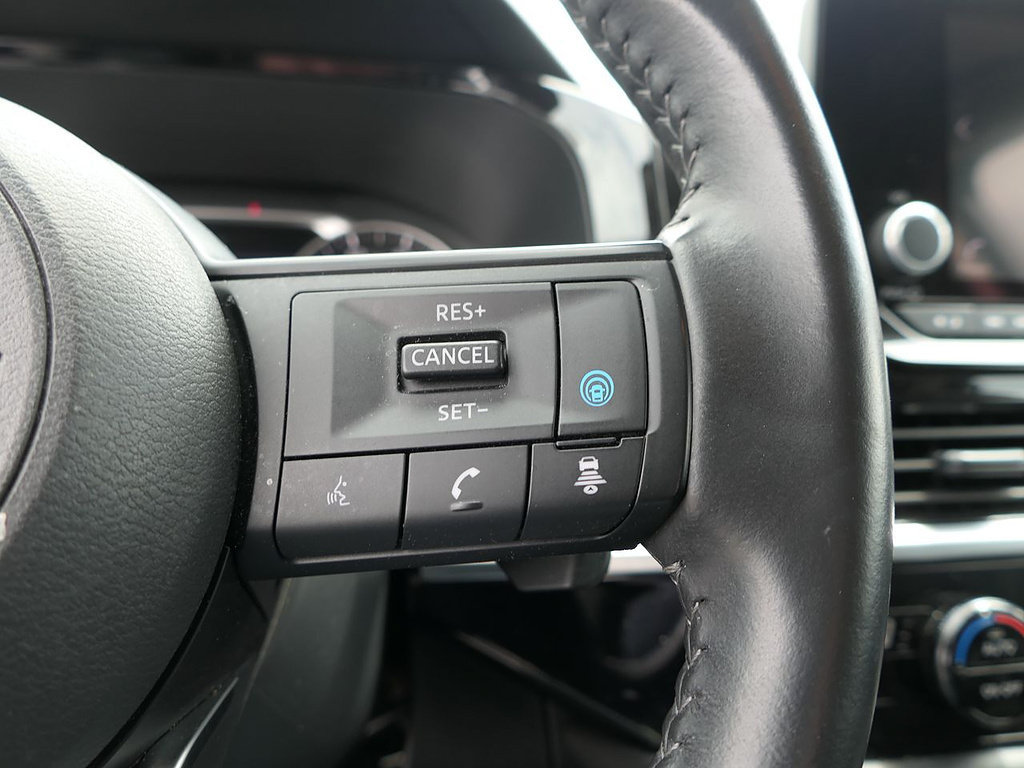 Used 2025 Nissan Pathfinder SV FWD image 16