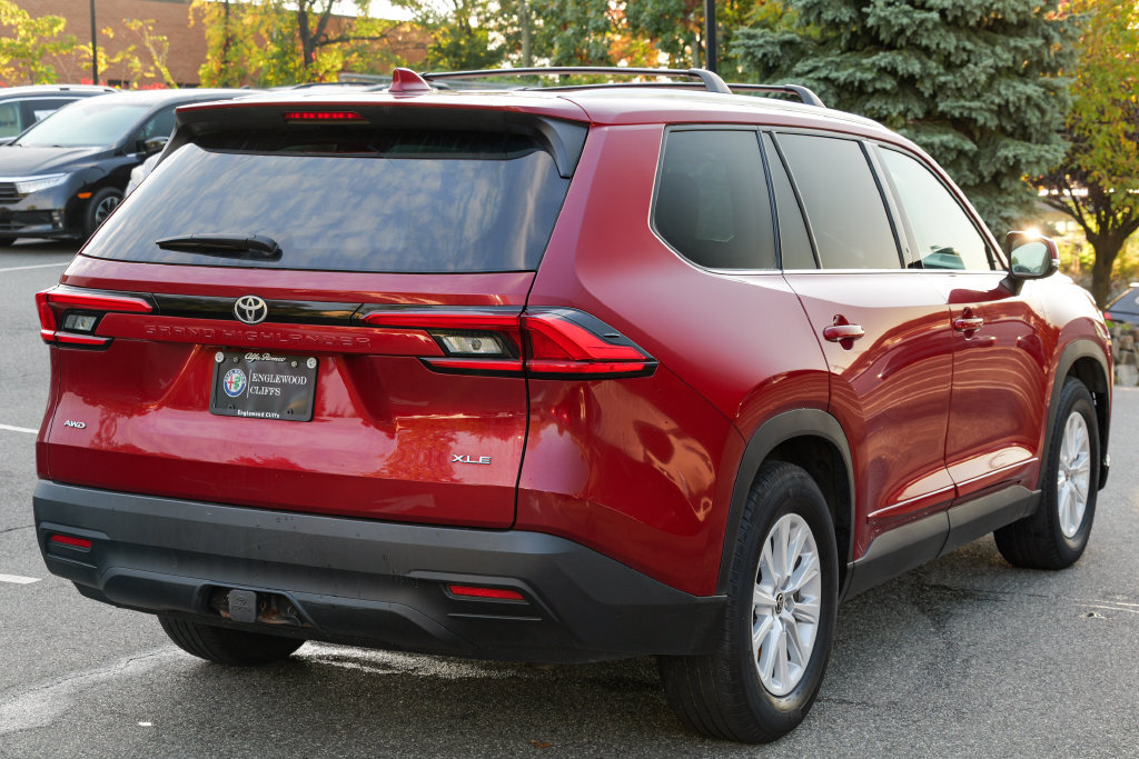 Used 2024 Toyota Grand Highlander AWD image 7