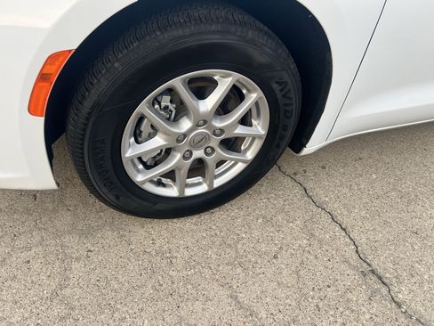 Used 2024 Chrysler Pacifica Touring-L image 2