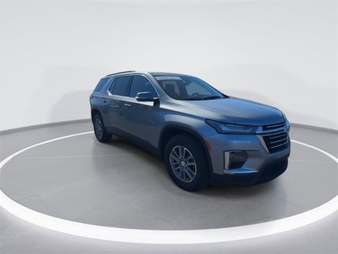Used 2023 Chevrolet Traverse LT image 2