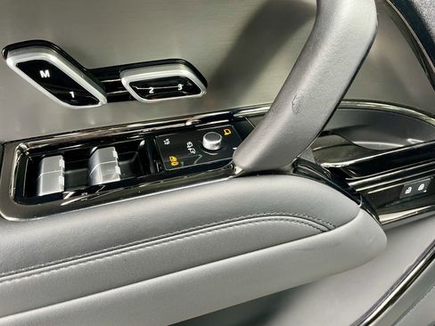 Used 2023 Land Rover Range Rover Sport SE Dynamic image 11