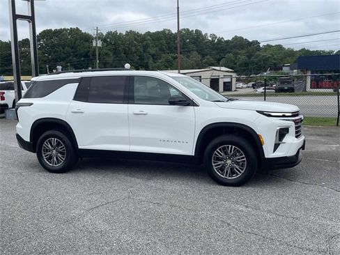 Certified 2024 Chevrolet Traverse LT image 2