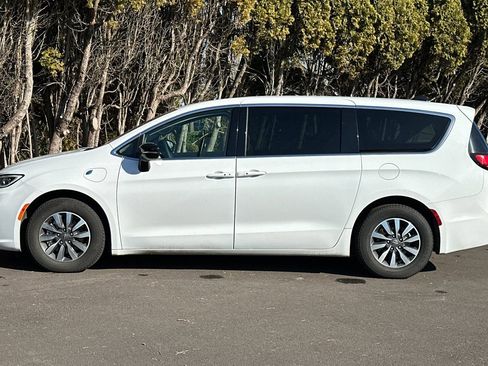 Used 2024 Chrysler Pacifica Select image 7