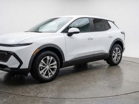 Used 2025 Chevrolet Equinox LT image 3