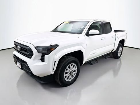Used 2025 Toyota Tacoma SR5 image 3