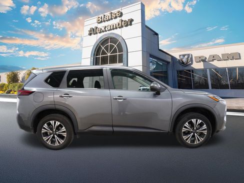 Used 2023 Nissan Rogue SV image 2