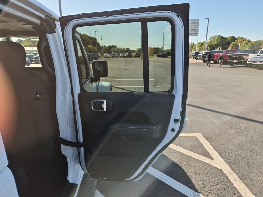 Used 2020 Jeep Wrangler Unlimited Sahara w/ Cold Weather Group AWD/4WD image 20