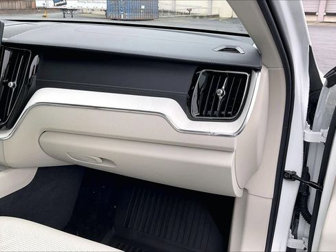 New 2026 Volvo XC60 B5 Ultra w/ Climate Package image 28