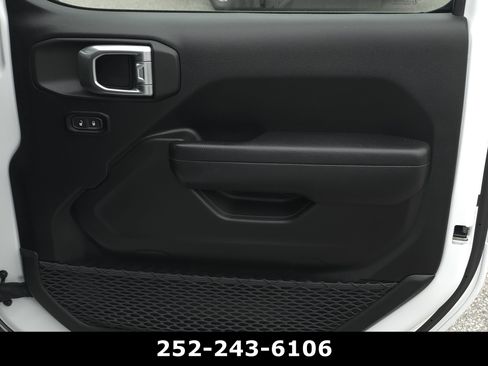 Used 2024 Jeep Wrangler Unlimited w/ Convenience Group AWD/4WD image 40