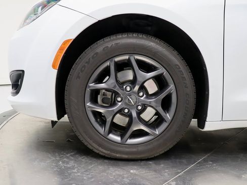 Used 2020 Chrysler Pacifica Touring w/ S Appearance Package image 31