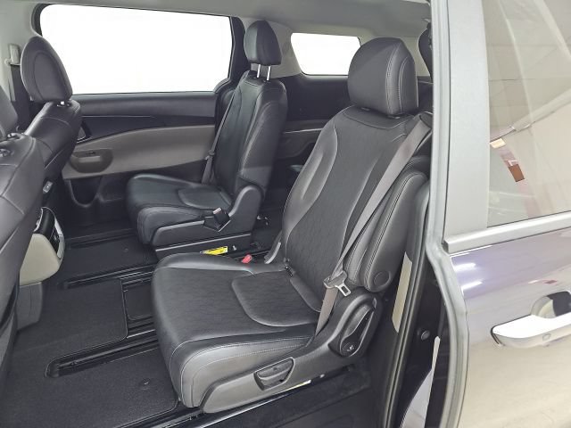 Used 2025 Kia Carnival FWD image 3