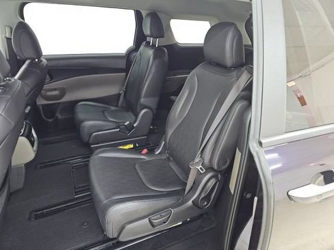 Used 2025 Kia Carnival FWD image 3