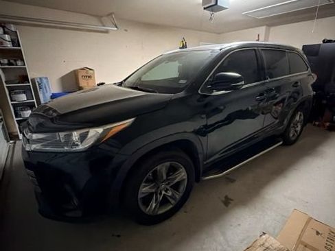 Used 2018 Toyota Highlander Limited Platinum FWD image 1