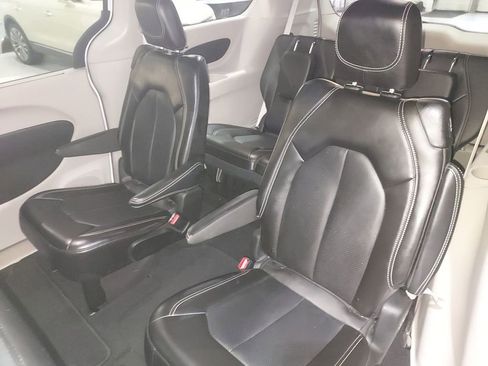 Used 2024 Chrysler Pacifica Touring-L image 27