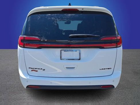 Used 2025 Chrysler Pacifica Limited FWD image 5