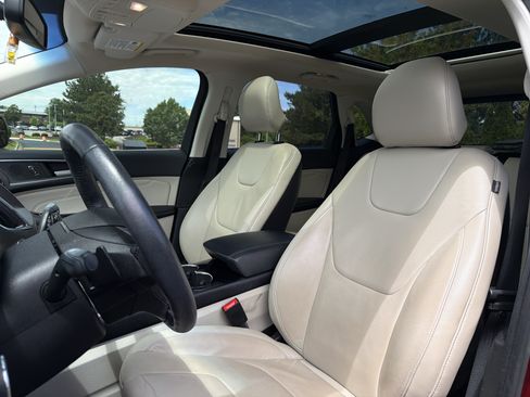 Used 2018 Ford Edge Titanium w/ Technology Package FWD image 7