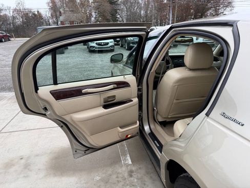 Used 2006 Lincoln Town Car Signature image 15