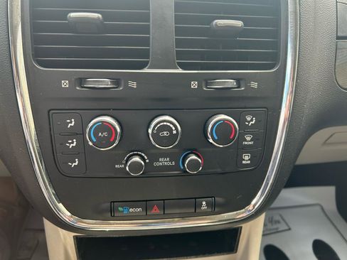 Used 2016 Dodge Grand Caravan SXT FWD image 21
