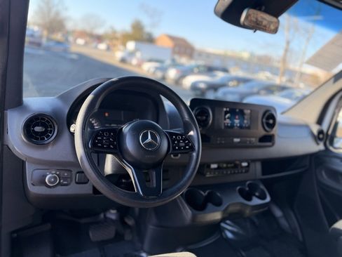 Used 2019 Mercedes-Benz Sprinter 2500 image 9