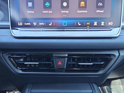 Certified 2025 Volkswagen Tiguan SE R-Line AWD/4WD image 23