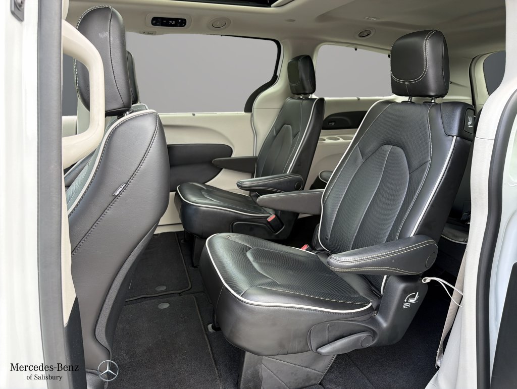 Used 2023 Chrysler Pacifica Limited AWD/4WD image 16