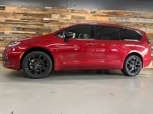 Used 2026 Chrysler Pacifica Limited w/ Uconnect Theater Family Group AWD/4WD image 18