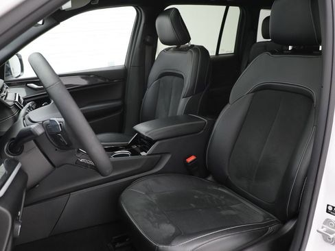 Used 2023 Jeep Grand Cherokee Altitude image 15