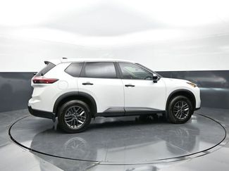 Used 2025 Nissan Rogue S FWD video 3