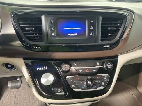 Certified 2017 Chrysler Pacifica Touring-L image 13