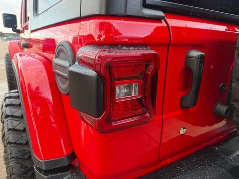 Used 2018 Jeep Wrangler Unlimited Rubicon w/ Dual Top Group image 12