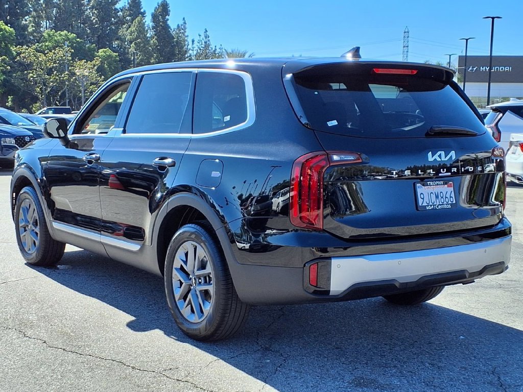 Certified 2024 Kia Telluride LX FWD image 3