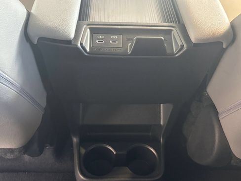 Used 2025 Toyota Sienna XLE FWD image 24