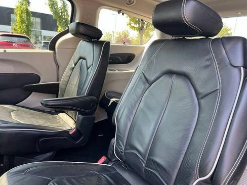 Used 2021 Chrysler Pacifica Limited AWD/4WD image 31