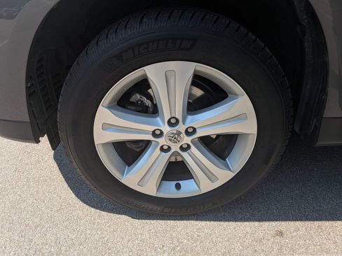 Used 2012 Toyota Highlander Limited w/ Tow Pkg FWD image 6