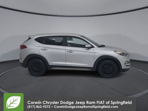 Used 2018 Hyundai Tucson SEL image 2