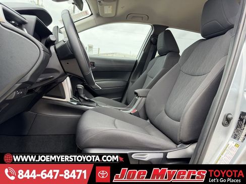 Used 2025 Toyota Corolla Cross LE image 27